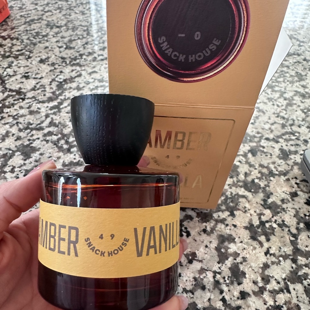 Amber Vanilla Eau de Parfum by - Picture 4 of 5